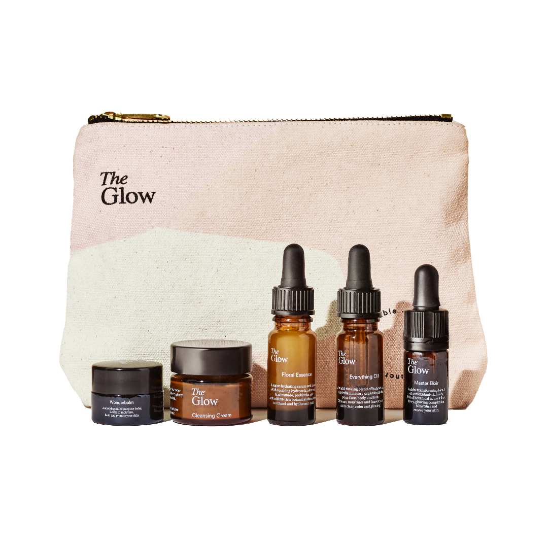 The Glow Essentials Reisetasche mit Wonderbalm, Cleansing Cream, Floral Essence, Everything Oil und Master Elixir in Reisegrößen mit einen kostenlose Reisetasche